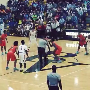 Quer maneira melhor de começar um jogo de basquete?