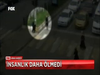 İnsanlık Daha Ölmedi Lambada Aracından inen bayan yaşlı adamı karşıya geçirdi
