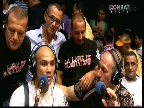 Petite dédicace n°2 La Ligue des Gladiateurs 5.12.2014 Pattaya THAILANDE