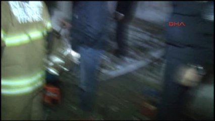 İzmir Tek Katlı Ev Çöktü: 1 Yaralı