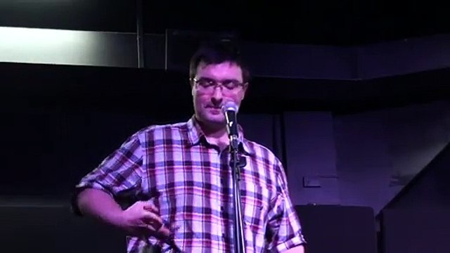 Charles Étienne Tremblay lisant La femme de Micael Ognibene_ et trois de ses te