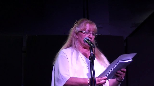 Nicole Dugher lisant Micael Ognibene