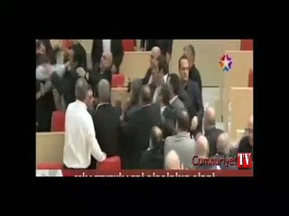 Gürcistan Meclisi'nde yumruklar konuştu