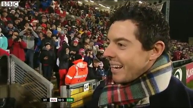 Le golfeur Rory McIlroy plié de rire pendant une interview