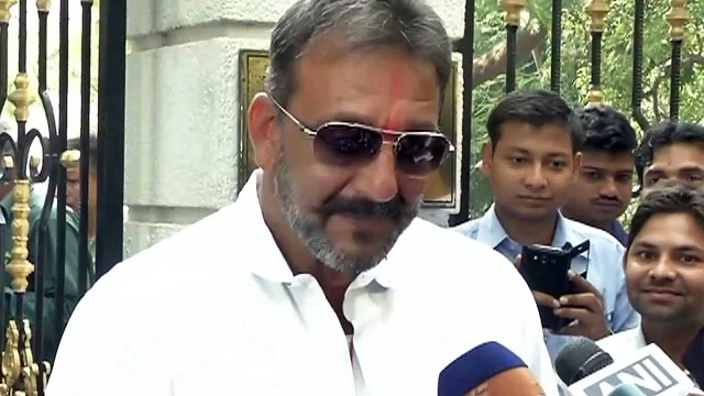 Sanjay Dutt out from Jail; shows his abs
