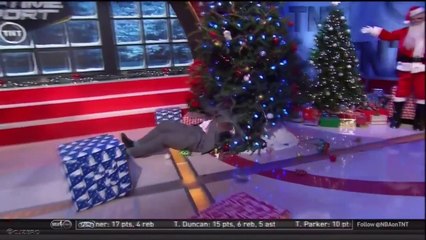 Télécharger la video: Shaquille O'Neal destroys Christmas Tree On Inside The NBA - Violent fall into the tree...