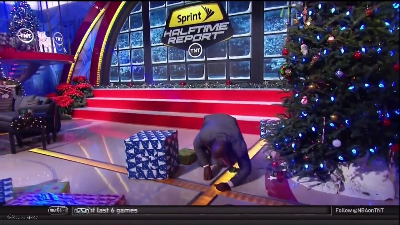 Shaquille O'Neal chute sur le sapin de Noël en direct pendant Inside The NBA