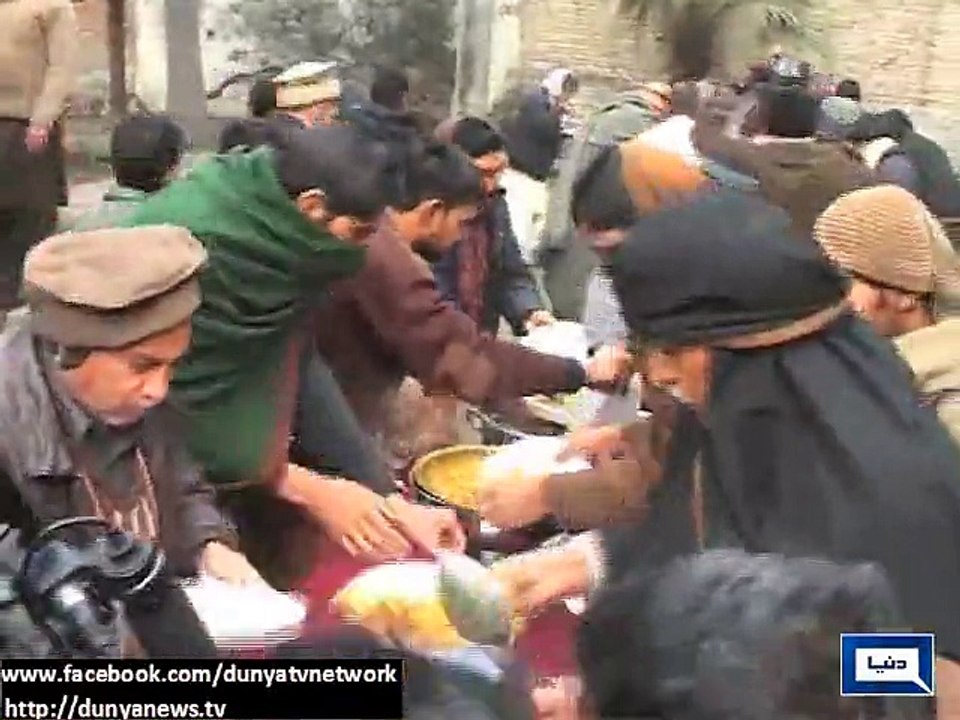 Dunya News - PPP Gujranwala jiyalas attack food on 7th death anniversary of Benazir Bhutto