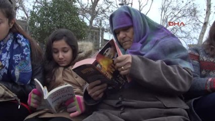 77 Yaşında Torunlarıyla Açık Havada Kitap Okudu