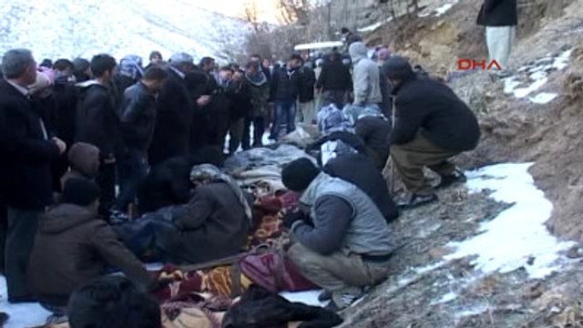 Şırnak CHP'liler Uludere'de Ölenleri Mezarları Başında Andı Ek Arşiv Görüntüler