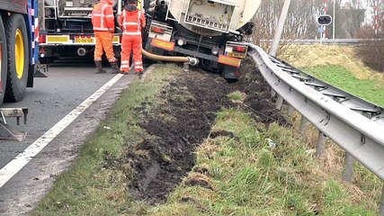 Vrachtwagen glijdt de berm in; ringweg deels afgesloten - RTV Noord