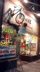 Il essaye de monter sur un faux vélo FAIL