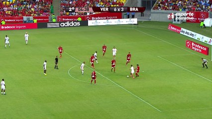 Roger recebe de Seedorf e bate no cantinho