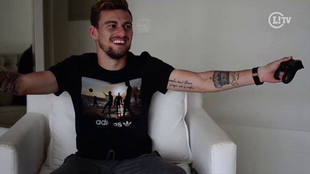 Destaque no Santos, Lucas Lima mostra talento no videogame