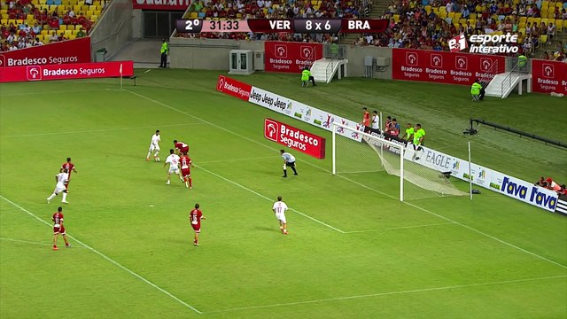 Bem na partida, Seedorf marca seu gol no Jogo das Estrelas