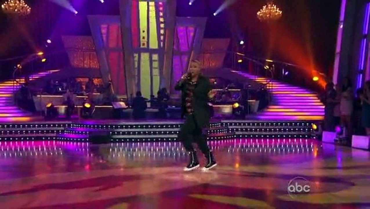 Queen Latifah - 'Ease on Down the Road'