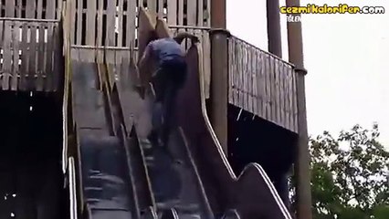Seke Seke Kaydıraktan Kayan Adam