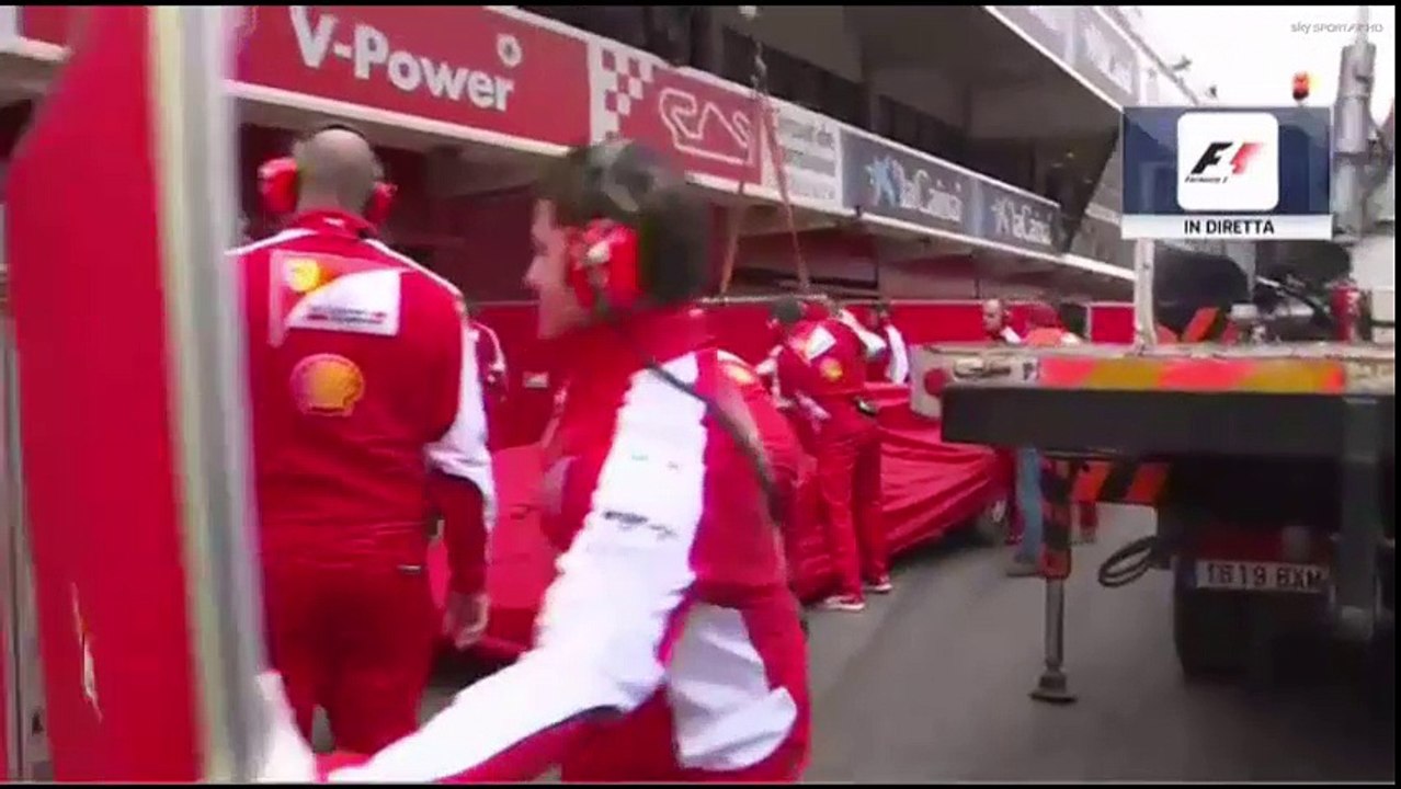 Test F1, Vettel nella ghiaia
