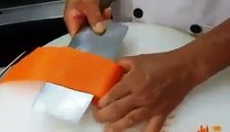 Un cuisinier transforme une carotte en filet... Surdoué du couteau!