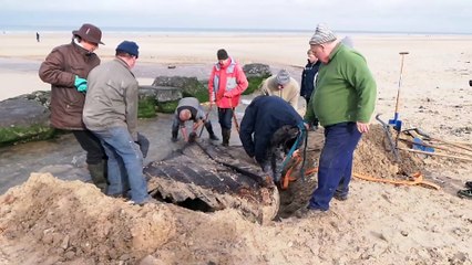 Un flobart à voile d'avant guerre extrait de la plage de Wissant