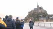 21 février 2015 - Des touristes impressionnés par les grandes marées au Mont Saint-Michel