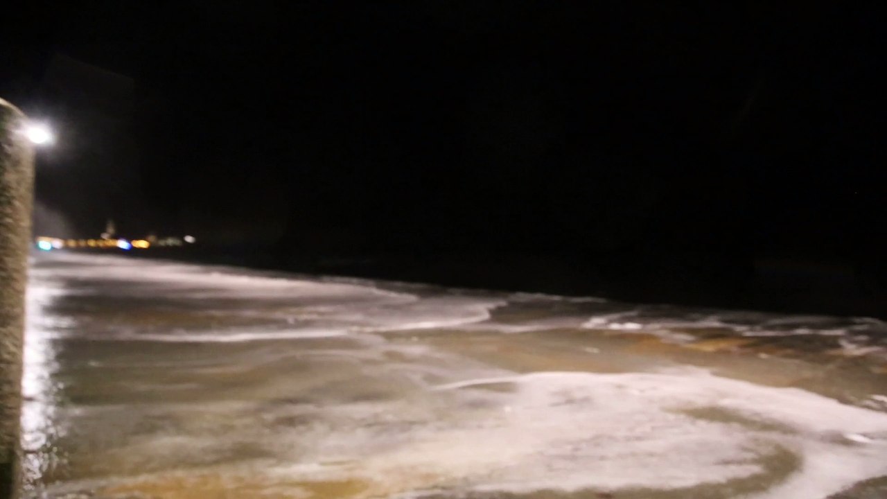 La marée du siècle - vague géante - St Malo Bretagne