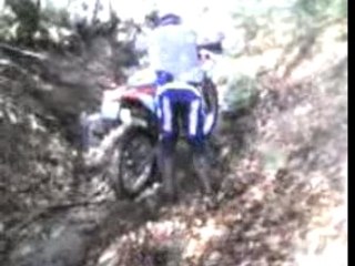enduro et gamelle dans les cailloux