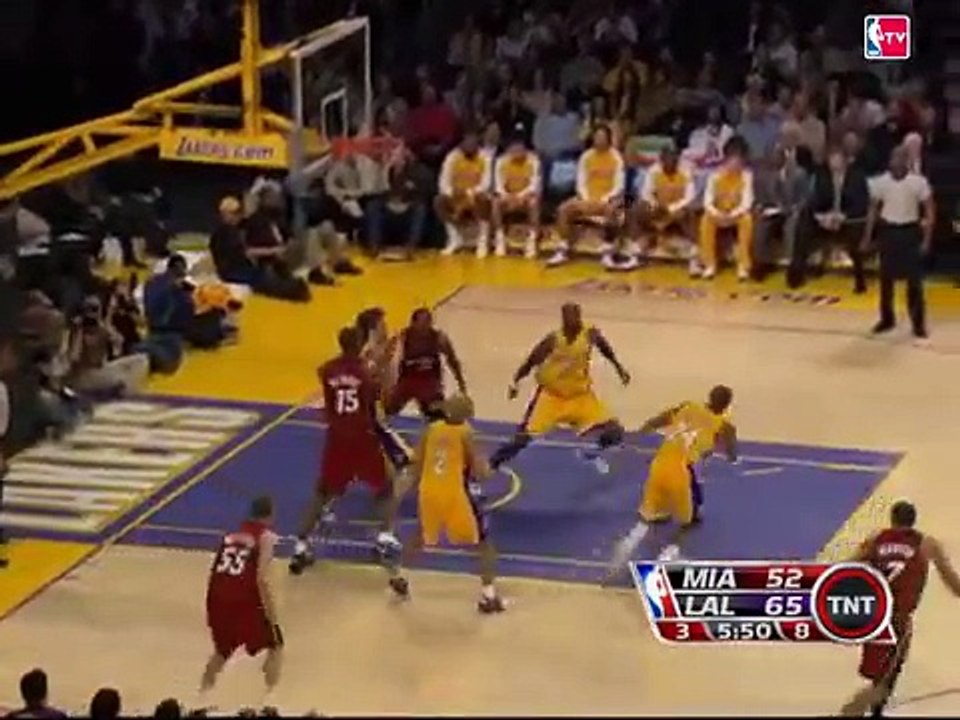 Kobe and the Lakers run the Showtime fastbreak!