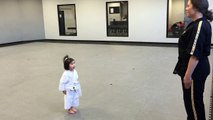 La petite Sophie récite le credo du taekwondo