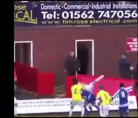 Insolite ! Il lui fait une prise de catch suite à un tacle terrible