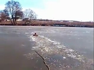 Il saute dans un Lac gelé pour sauver son chien #Zakch