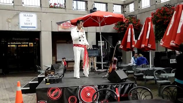 _DSC3021 Niagara Falls, un sosie d'Elvis Presley chante