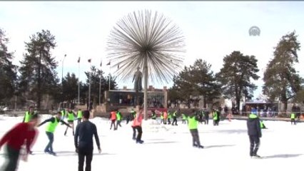 Süs Havuzunda "Buz Pateni" Eğitimi