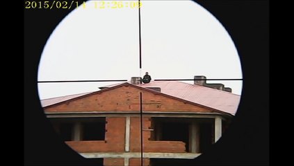 keskin nişancı zanlının elindeki silahı vurma anını kaydetti