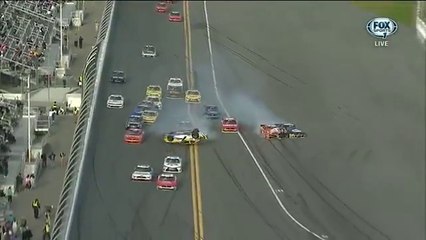 Video herunterladen: 2015 NASCAR Xfinity Series at Daytona BIG CRASH Smith FLIP