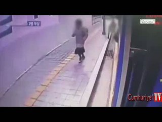 Yol çöktü 3 metre aşağıya düştüler