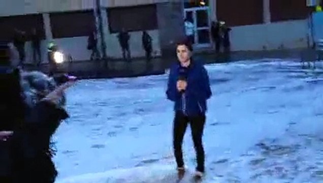 une journaliste de BFM TV se fait faucher par une vague, grande marée saint malo 20 fevrier 2015