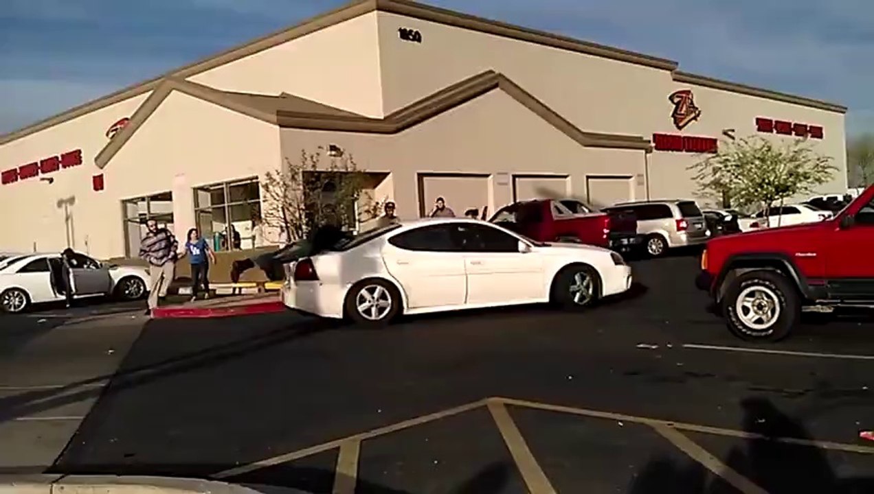 Road Rage de dingue, un homme presque tué entre 2 voitures!