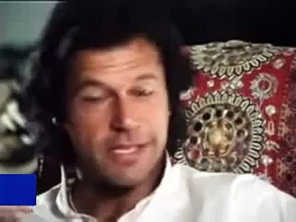 Imran Khan Sarak Par Khlete Howey cricket