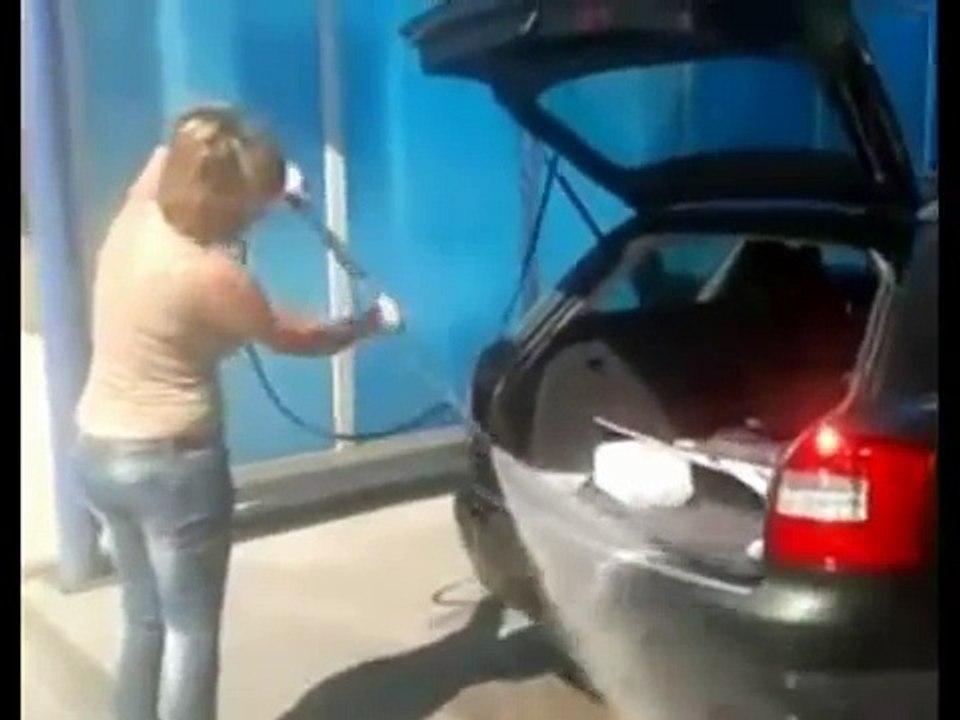 femeia la spalatorie