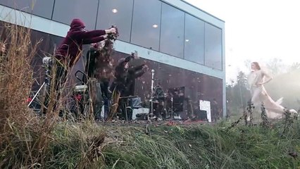 Quand un bras robotique rapide filme une scène en slowmotion