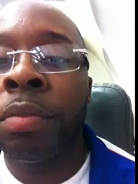 Un homme noir, un prêtre et un rabbin sont assis côte à côte dans un avion