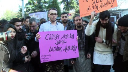 Download Video: Des dizaines d'hommes turcs en jupe se sont rassemblés samedi 21 février sur une grande avenue d'Istiklal à Istanbul pour protester contre les violences faites aux femmes