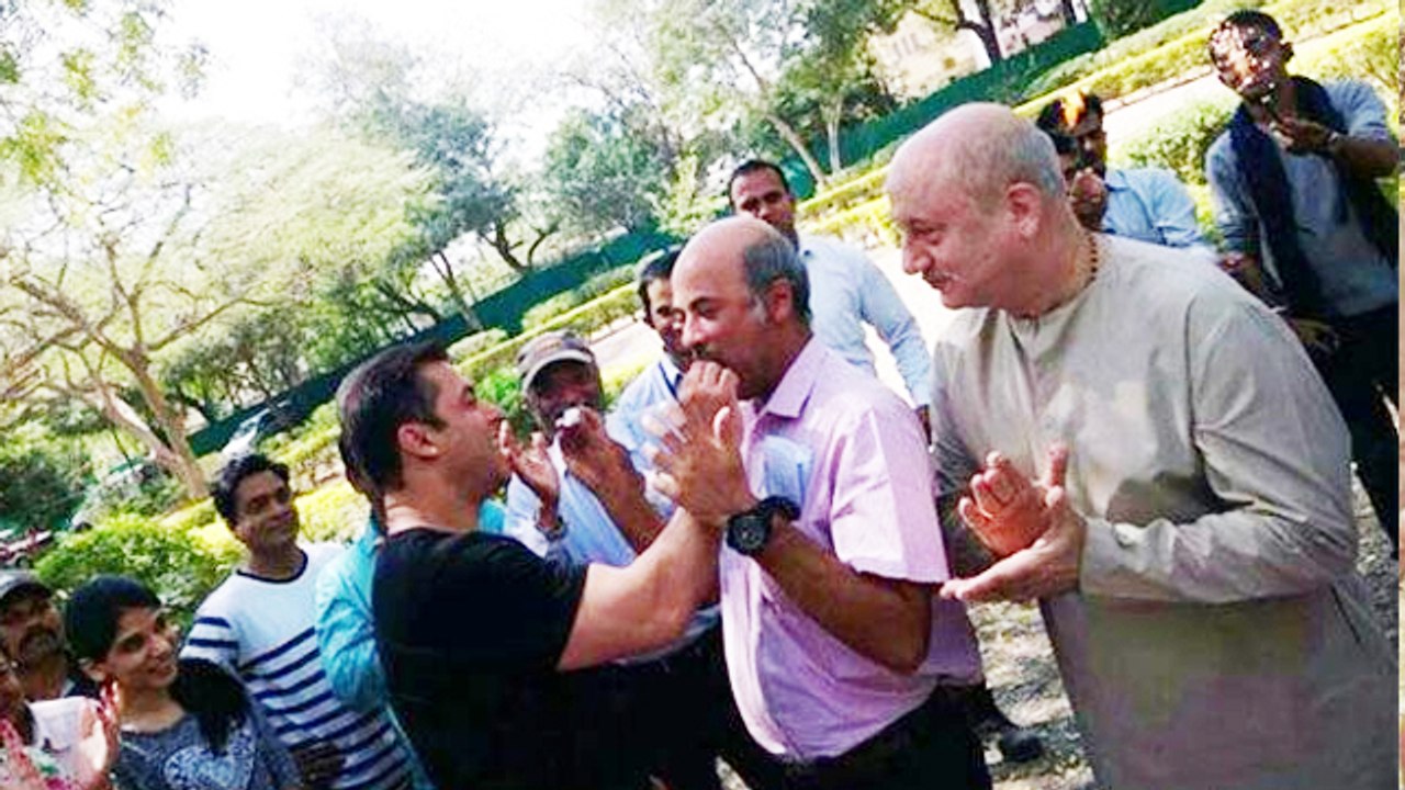 Salman Khan CELEBRATES Sooraj Barjatya’s Birthday On Prem Ratan Dhan Payo Sets