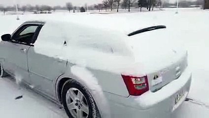 Une technique pour déneiger rapidement une voiture
