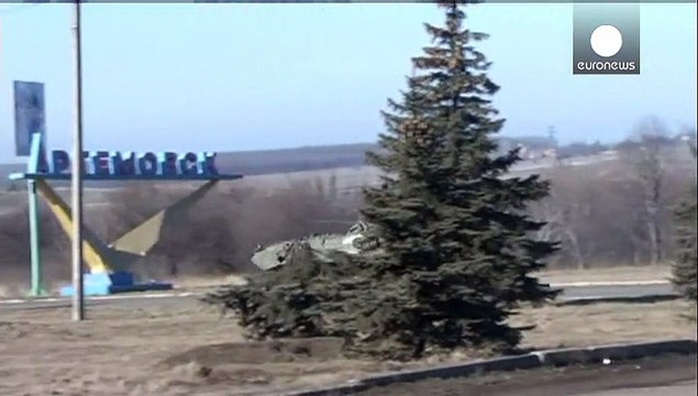 Ucraina, nel giorno per ritiro armi pesanti Kiev denuncia: tank entrano dalla Russia