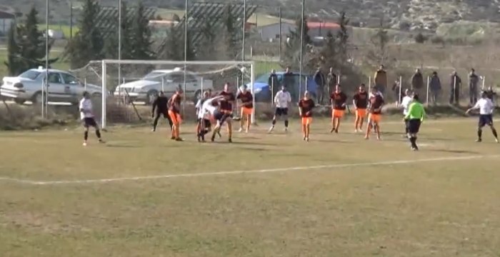 Il marque d'un superbe ciseau retourné sur corner