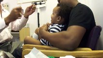 Baby laughing while getting shots ! - Faire rire un  enfant en le soignant !