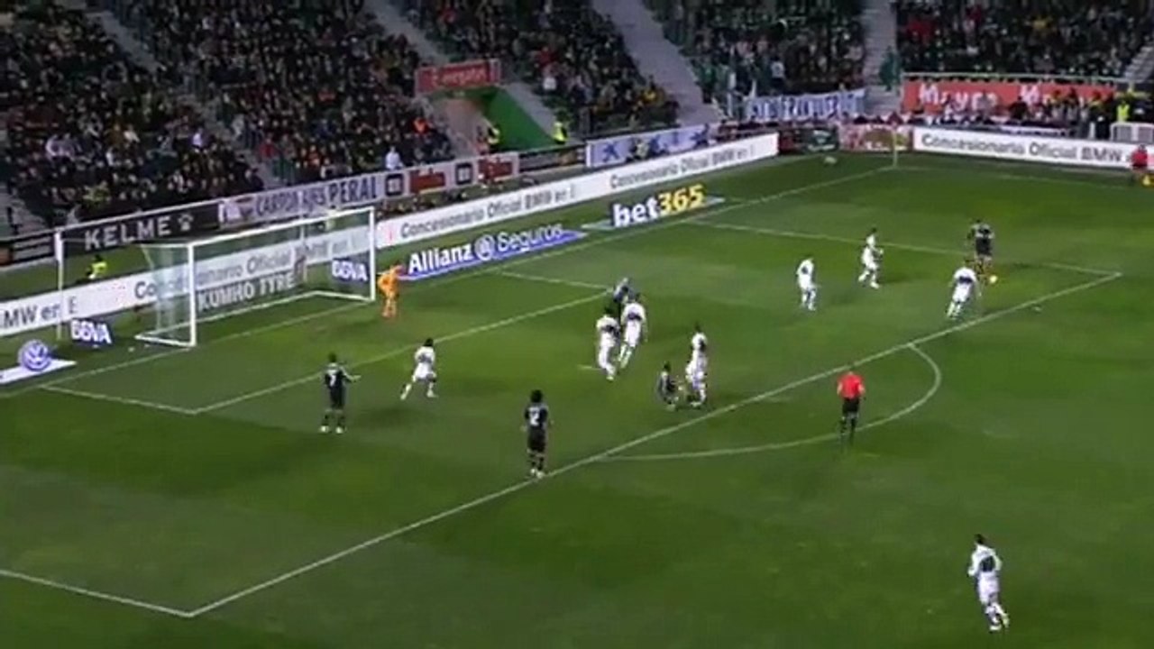 الحكم يلغى هدف صحيح لبنزيمة أمام إلتش