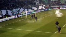 Les ultras envahissent la pelouse avant le match Panathinaikos vs Olympiakos